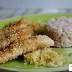 Przepis na Paluszki rybne w sezamie z ryżem kokosowo-muszkatołowym i surówką z kiszonej kapusty