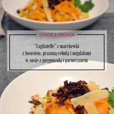 Przepis na Tagliatelle z marchewki z łososiem wędzonym, prażoną cebulą i migdałami w sosie z gorgonzolą i parmezanem