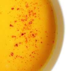 Przepis na Creamy carrot soup with spicy chilli flakes