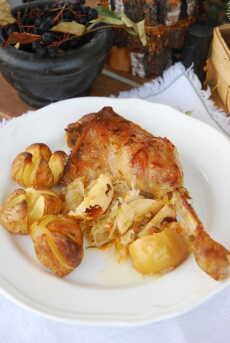 Przepis na Uda gęsi pieczone w kapuście kiszonej z jabłkami i cebulą w aromacie rozmarynu
