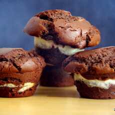 Przepis na Muffiny czekoladowe z nadzieniem serowo-malinowym