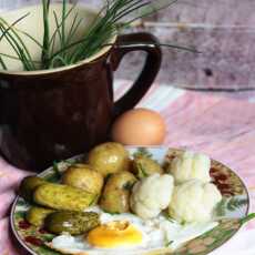 Przepis na Jajko sadzone z kalafiorem, ziemniakami i ogórkiem kiszonym.