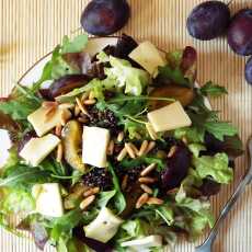 Przepis na Sałatka z czarną quinoą, śliwkami, serem maziowym i prazonymi orzeszkami piniowymi 