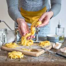 Przepis na Przepis na domowy makaron: spaghetti z mozzarellą, zapiekanymi pomidorkami i bazylią