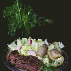 Przepis na Stek wołowy z sałatą i ziemniakami oraz kilka wskazówek, jak usmażyć idealny stek. 