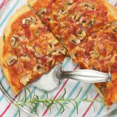 Przepis na Tradycyjna pizza z pieczarkami i szynką