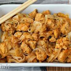 Przepis na Kurczak z pastą Tom Yum, bazylią azjatycką i makaronem ryżowym