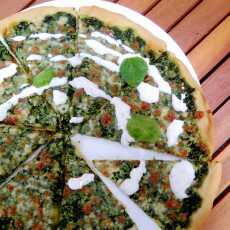 Przepis na Zielona pizza - ze szpinakiem i mozzarellą