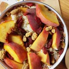 Przepis na Śniadaniowa quinoa z brzoskwinią i suszonymi owocami 