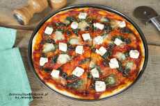 Przepis na Domowa pizza ze szpinakiem i fetą
