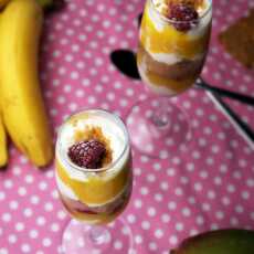 Przepis na Owocowy deser z mango, malin i pierniczków