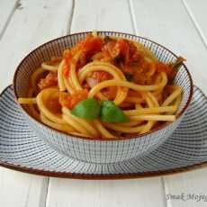 Przepis na Spaghetti z sosem pomidorowym i szynką dojrzewającą