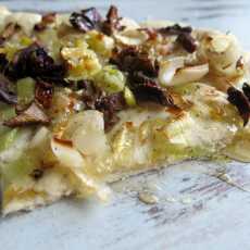 Przepis na Pizza z grzybami, serem pleśniowym, rozmarynem, porem i miodem