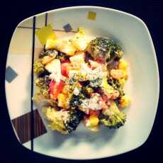 Przepis na Sałatka brokułowa z pomidorem i jajkiem