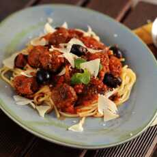 Przepis na Spaghetti z małymi klopsikami i pomidorowym sosem