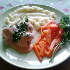 Przepis na Pulpeciki z puree ziemniaczanym, marchewką i sosem pomidorowo - jogurtowym.