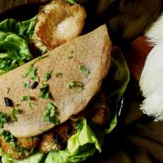 Przepis na Stek z soplówki jeżowatej (yamabushi) z czarnym czosnkiem i kolendrą w bezglutenowym placku z płatkami quinoa