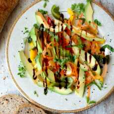 Przepis na Sałatka z awokado, marchewki i papryki mocno fit