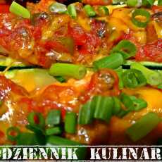 Przepis na Łódeczki z cukinii faszerowane mięsem z kurczaka i pikantnym sosem pomidorowym