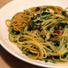 Przepis na Spaghetti z kurczakiem, szpinakiem i suszonymi pomidorami