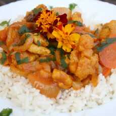 Przepis na Kurczak curry z marchewką, kalafiorem i rodzynkami