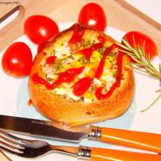 Przepis na Zapiekanka w bułce z szynką, jajkiem i pomidorkami. 