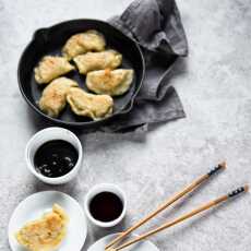 Przepis na Wege-obiad: pierożki po azjatycku z tofu, cukinią, fasolą Mung i grzybami Mun
