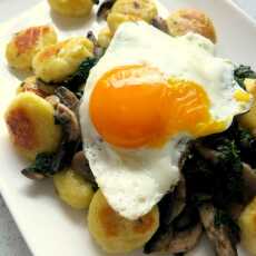 Przepis na Gnocchi ze szpinakiem, pieczarkami i jajkiem sadzonym