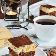 Przepis na Ciasto Ambasador - biszkopt z kremem, herbatnikami i polewą czekoladową