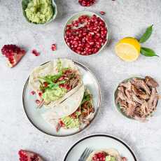 Przepis na Tacos z wieprzowiną, guacamole, rukolą i granatem na domowych tortillach