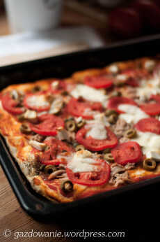 Przepis na Na grubym czy cienkim cieście, czyli domowa pizza z tuńczykiem, owczym serem i pomidorami