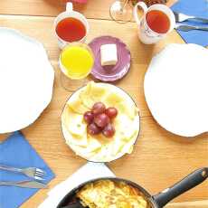 Przepis na Śniadanie przy stole - Omlet z szynką dojrzewającą i smażone pomidory.
