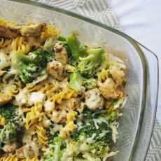 Przepis na Zapiekanka makaronowa z kurczakiem, fetą i brokułem 
