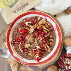 Przepis na Śniadaniowa quinoa z kakao, granatem i orzechami