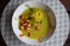 Przepis na Kremowa zupa z kalarepy, porów z makaronem ryżowym