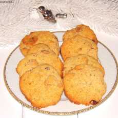Przepis na Kruche, maślane ciasteczka z migdałami i rodzynkami.