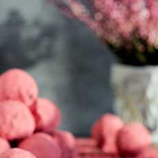 Przepis na Trufle czekoladowe z migdałami w malinowo-różanym pudrze