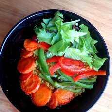 Przepis na Kuskus z pieczonymi warzywami na ostro - pomysł na lunch.