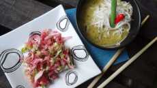 Przepis na Domowe zielone curry z fasolką, brązowym makaronem ryżowym i sałatka kimchi z rzodkiewki