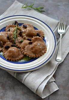 Przepis na Kasztanowe ravioli z pistacjami i rozmarynem. O primitivo słów kilka. Pasta e Vino!