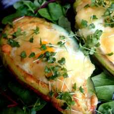 Przepis na Awokado zapiekane z jajkiem i serem – niskowęglowodanowy posiłek