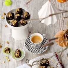 Przepis na Śliwki w czekoladzie z marcepanem i pistacjami