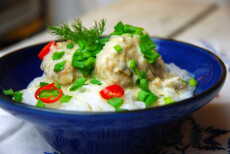 Przepis na Pulpety ze świeżej makreli, w sosie cytrynowo – koperkowym podane z makaronem ryżowym