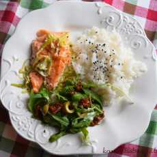 Przepis na Łosoś z porem i czarnuszką, ryżem i rukola z suszonym pomidorem i olwikami
