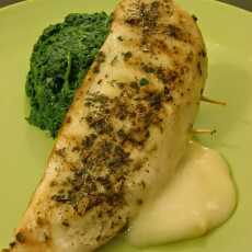 Przepis na Taleggio filled chicken breast with gorgonzola spinach