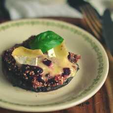 Przepis na Pieczone portobello nadziewane quinoa, burakami i camembertem