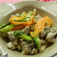 Przepis na Gotowane piersi z kurczaka w sosie śmietanowo-warzywnym z makaronem i warzywami na parze