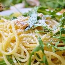 Przepis na Spaghetti z rukolą, orzechami i skórką cytrynową