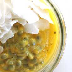 Przepis na Coconut Chia Seed Pudding with Mango & Passion Fruit Purée 