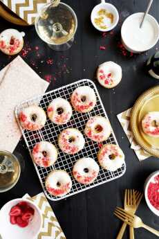 Przepis na Baked Brown Butter Champagne Doughnuts